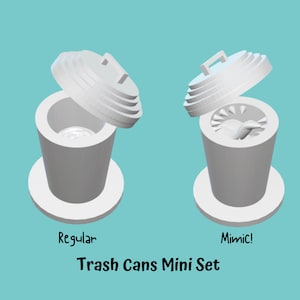 Puede incluir: Un conjunto de dos cubos de basura en miniatura, uno etiquetado como "Regular" y el otro como "Mimic!" Los cubos de basura son blancos y tienen tapas abiertas. Los cubos de basura están sobre un fondo azul claro. Trash Cans Mini Set