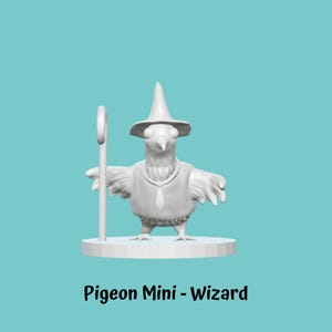 Op de afbeelding: Een witte 3D-geprinte figuur van een duif verkleed als tovenaar, compleet met een puntmuts, vest en staf. Het beeldje staat op een cirkelvormige basis tegen een turquoise achtergrond. De tekst "Pigeon Mini - Wizard" staat onderaan.