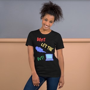 Puede incluir: Camiseta negra con un diseño gráfico que dice "Don't let the out!" con una nube azul y un portátil.
