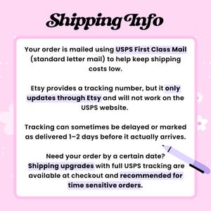 Peut inclure: Fond rose avec l'inscription "Shipping Info" dans une police d&eacute;corative. Le texte fournit des informations sur l'exp&eacute;dition, y compris USPS First Class Mail, les mises &agrave; jour de suivi et les mises &agrave; niveau d'exp&eacute;dition.