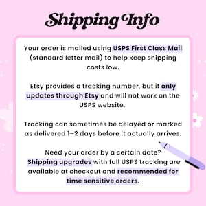 Puede incluir: Un gr&aacute;fico informativo de color rosa claro con un recuadro blanco central que contiene texto negro titulado Shipping Info. El texto explica el uso de USPS First Class Mail, las limitaciones de seguimiento de Etsy, posibles retrasos y mejoras de env&iacute;o.