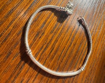 本物のスターリングシルバー PANDORA ブレスレット、チャーム 2 個付き