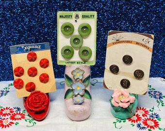 Three vintage button cards with a total of 16 vintage plastic 1940s-50s buttons.Exquisit, Latest Style ,LeChic .