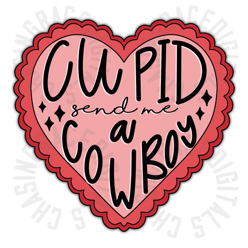 Op de afbeelding: Een roze hart met een gegolfde rand en de tekst "CUPID send me a COWBOY" in zwarte letters.