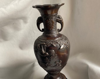 Vase antique en amphore en bronze de la fin de l’époque Meiji (19ème siècle japonais)