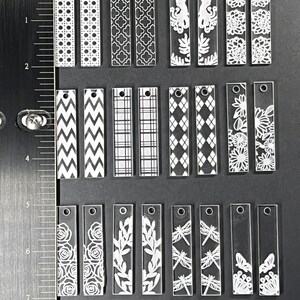 レーザー刻印された長方形のイヤリング12セット。金具は含まれていません。