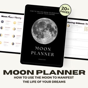 Puede incluir: Un planificador lunar digital que se muestra en tres tabletas. La tableta central presenta una gran imagen en escala de grises de la luna y el título "MOON PLANNER". También es visible el texto "HOW TO USE THE MOON TO MANIFEST THE LIFE OF YOUR DREAMS". El planificador tiene más de 20 páginas.