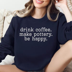 Tröja för kaffekeramik, skjorta för dryckestillverkare, arbetskläder för studio, tröja för konstnärscafé, present till henne, present till konstlärare, blus för keramiker,