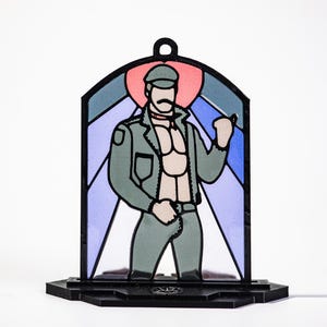 Leren biker - ontwerp in stijl van gebrandschilderd glas in Queer Resin