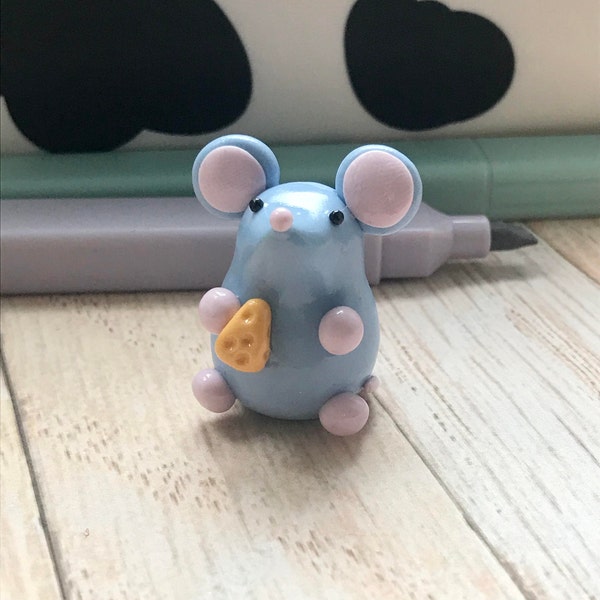 Handmade Polymer clay mouse desk friend sculpture/polymer clay sculpture/small polymer clay figurine/clay sculpture/desk pet/worry buddy