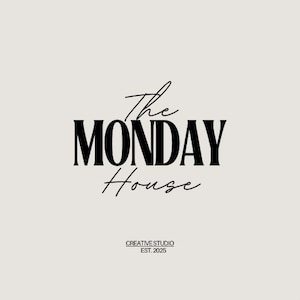 Puede incluir: Un dise&ntilde;o de logotipo minimalista con las palabras "The MONDAY House" en una combinaci&oacute;n de elegante escritura y fuentes sans-serif en negrita. Debajo, el texto "CREATIVE STUDIO EST. 2025" se muestra en una fuente m&aacute;s peque&ntilde;a.