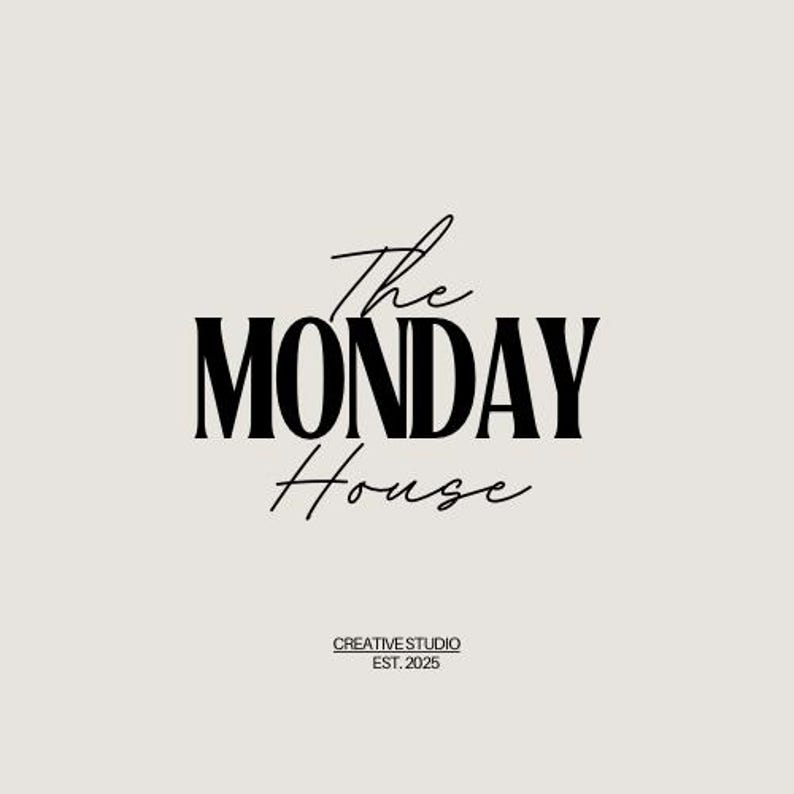 Puede incluir: Un dise&ntilde;o de logotipo minimalista con las palabras "The MONDAY House" en una combinaci&oacute;n de elegante escritura y fuentes sans-serif en negrita. Debajo, el texto "CREATIVE STUDIO EST. 2025" se muestra en una fuente m&aacute;s peque&ntilde;a.