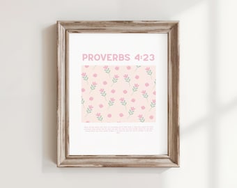 Pode incluir: Uma impressão emoldurada com o texto "PROVÉRBIOS 4:23" em rosa. A impressão apresenta um fundo rosa claro com um padrão de flores rosa e folhas verdes. A moldura é de cor castanho claro.