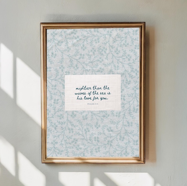 Puede incluir: Impresi&oacute;n art&iacute;stica enmarcada con un marco dorado. La impresi&oacute;n presenta un fondo floral azul claro y un rect&aacute;ngulo blanco con el texto "mightier than the waves of the sea is his love for you." El Salmo 23:4 est&aacute; impreso debajo.
