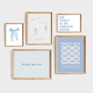 Puede incluir: Una colección de impresiones artísticas enmarcadas con una combinación de colores azul claro y beige. Las impresiones presentan varios diseños, incluyendo un lazo, texto, botas de vaquero y patrones de conchas marinas. El texto incluye frases como "Good Boots Take You to Good Places".