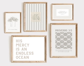 Puede incluir: Una colección de láminas artísticas enmarcadas con citas inspiradoras y diseños minimalistas. Las láminas presentan texto, ilustraciones de palmeras y patrones de conchas marinas en tonos neutros, enmarcadas en madera clara.