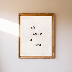 het antwoord is wijn, minimalistische wijnkunst, esthetisch barwagendecor, keukenkunstwerk, fine art print, handgetekende, preppy kamerinrichting