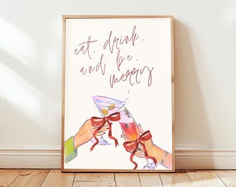 Könnte beinhalten: Ein gerahmter Druck mit dem Schriftzug "eat, drink, and be merry" in Schreibschrift. Das Kunstwerk zeigt zwei Hände, die mit Cocktails anstoßen, jede mit einem roten Band verziert. Die Cocktails befinden sich in klaren Gläsern, eines mit Oliven und das andere mit einer roten Flüssigkeit.