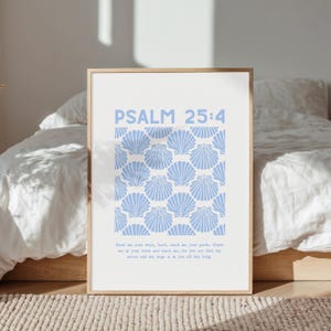 Könnte beinhalten: Ein gerahmter Kunstdruck mit dem Text "PSALM 25:4" in Hellblau. Das Kunstwerk zeigt ein Muster aus hellblauen Muscheldarstellungen auf weißem Hintergrund. Zusätzlicher Text befindet sich unten. Der Rahmen ist hellbraun.
