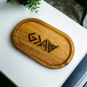 Gott ist größer als die Höhen und Tiefen Holztablett - Gravierte Schlüssel- oder Schmuckschale, Nachttisch- oder Schreibtischtablett, Schmuckholztablett, benutzerdefinierte Schlüsselhalter