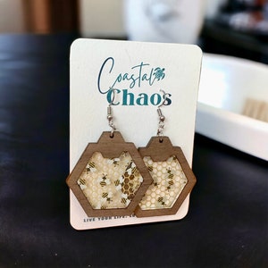 Boucles d&#39;oreilles abeille, boucles d&#39;oreilles en bois de noyer, faites main, boucles d&#39;oreilles personnalisées, cadeau pour elle, boucles d&#39;oreilles en bois, boucles d&#39;oreilles en nid d&#39;abeille, amateur d&#39;abeilles, abeilles