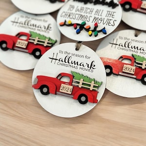 Ornamento in legno personalizzato, ornamento Hallmark, visione di film Hallmark, regalo, arredamento, film di Natale, camion rosso
