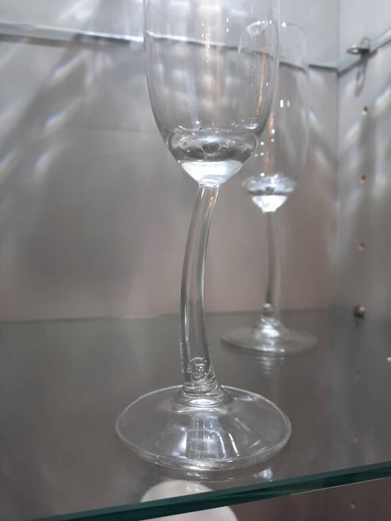 Curved champagne glasses discount