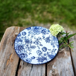 Plato llano Royal Norfolk azul y blanco con estampado floral.