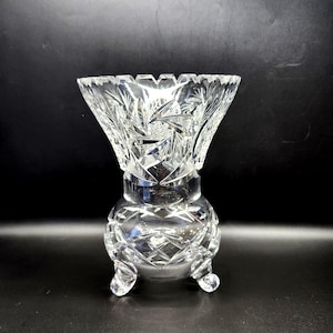 Vaso vintage in cristallo tagliato a tre piedi: design a girandola e dente di sega