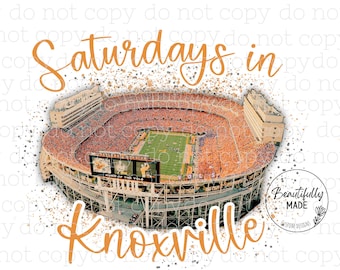 Puede incluir: Una vista aérea de un estadio de fútbol lleno con el texto "Saturdays in Knoxville" superpuesto sobre la imagen. El estadio está lleno de fanáticos que visten de naranja y blanco. La imagen tiene un efecto brillante.