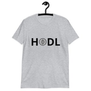 Puede incluir: Una camiseta gris con texto negro que dice "HODL" y un pequeño gráfico en blanco y negro de una moneda.