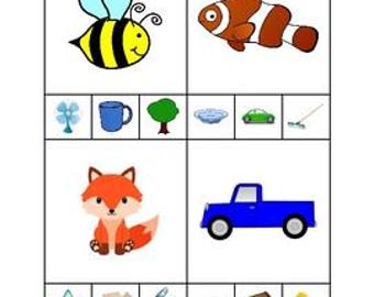 Könnte beinhalten: Eine weiße Karte mit vier illustrierten Quadraten. Die Quadrate zeigen eine Biene, einen Clownfisch, einen Fuchs und einen blauen Pick-up-Truck. Zusätzliche Quadrate zeigen einen Ventilator, eine Tasse, einen Baum, eine Pfütze, ein Auto, eine Angelrute, einen Stern, eine Schachtel, eine Dose, einen Löffel, eine Schatzkiste und eine Gummiente.