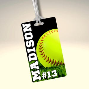 パーソナライズされたソフトボールバッグタグ、プレーヤー用スポーツチーム荷物タグ、バックパックID、コーチとアスリートへのカスタムチームギフト、カスタマイズされた名前タグ