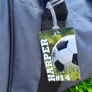 パーソナライズされたサッカーバッグタグ、プレーヤー用スポーツチーム荷物タグ、バックパックID、コーチやアスリートへのカスタムチームギフト、カスタマイズされた名前タグ