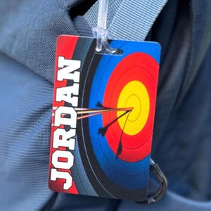 パーソナライズされたアーチェリーバッグタグ、スポーツチーム用荷物タグ、プレーヤー用バックパックID、カスタムアーチェリーチームギフト、アーチャー用カスタマイズされた弓ケースID