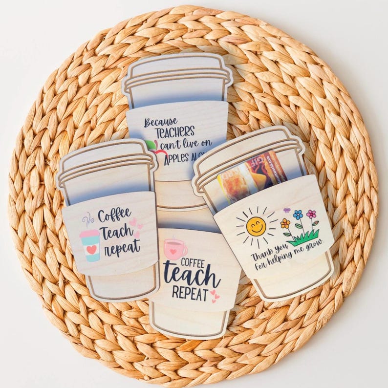 Pu&ograve; includere: Quattro design di maniche in legno per tazze da caff&egrave; con messaggi diversi. La prima manica dice "Coffee Teach Repeat" con un cuore rosa e una grafica di tazza da caff&egrave;. La seconda manica dice "Because Teachers can't live on Apples Alone". La terza manica dice "Coffee Teach Repeat" con un cuore rosa. La quarta manica dice "Thank you for helping me grow" con una grafica di sole e fiori.