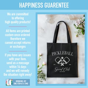 Pode incluir: Sacola de tecido preta com texto branco e gr&aacute;fico de duas raquetes de pickleball e uma bola. O texto diz "Pickleball Social Club Est. 2025 Just Dink It".