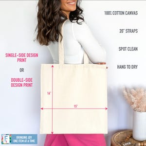Pode incluir: Uma bolsa tote de lona branca com 40,6 cm de altura e 38,1 cm de largura. A bolsa tem al&ccedil;as de 50,8 cm e &eacute; feita de lona de algod&atilde;o 100%. A bolsa pode ser limpa com um pano &uacute;mido e pendurada para secar. O texto "SINGLE-SIDE DESIGN PRINT OR DOUBLE-SIDE DESIGN PRINT" est&aacute; impresso na bolsa.