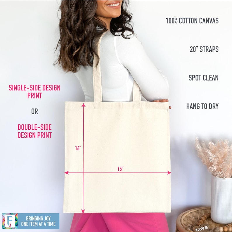 Pode incluir: Uma bolsa tote de lona branca com 40,6 cm de altura e 38,1 cm de largura. A bolsa tem al&ccedil;as de 50,8 cm e &eacute; feita de lona de algod&atilde;o 100%. A bolsa pode ser limpa com um pano &uacute;mido e pendurada para secar. O texto "SINGLE-SIDE DESIGN PRINT OR DOUBLE-SIDE DESIGN PRINT" est&aacute; impresso na bolsa.