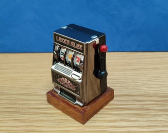 Machine à sous miniature pour maison de poupée 1/12 (fonctionnant) sur un support en bois fait main, cadeau pour pub de casino, bandit à un bras
