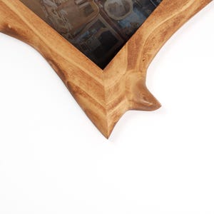 Spiegel mit Holzrahmen, kleiner Wandspiegel im Naturholzrahmen aus Fichte 18x24 cm, rustikaler Spiegelrahmen mit Organischer Form Bild 3
