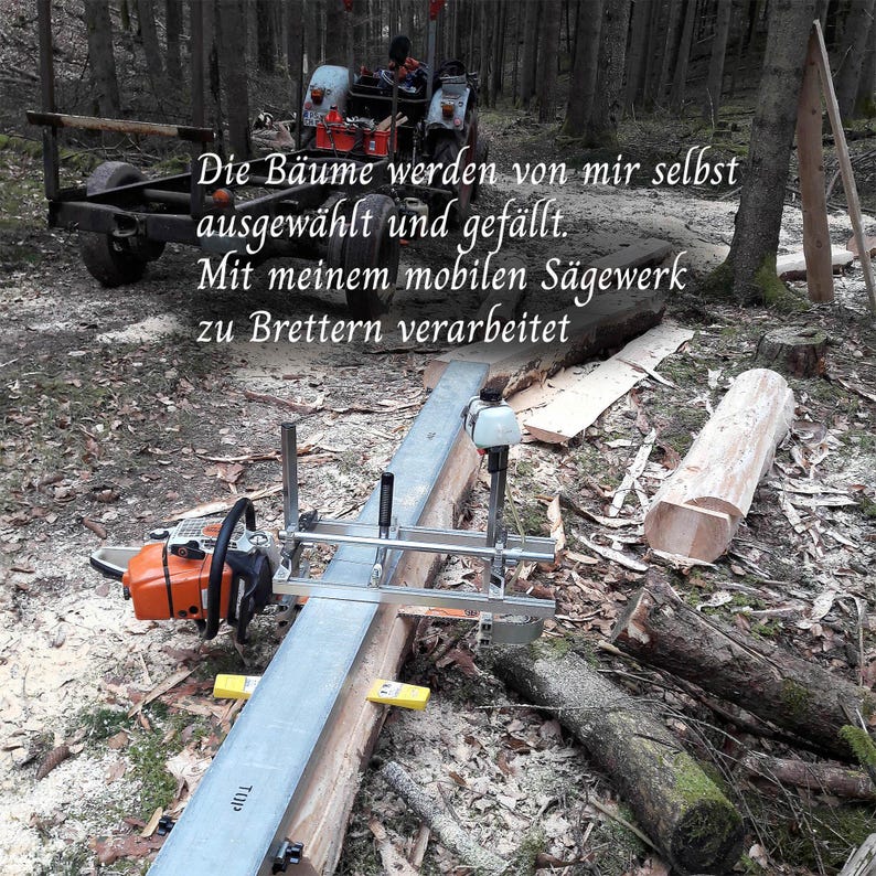 May include: A portable chainsaw sawmill mounted on a long metal guide rail, positioned over a large wooden log in a forest. The text reads: Die B&auml;ume werden von mir selbst ausgew&auml;hlt und gef&auml;llt. Mit meinem mobilen S&auml;gewerk zu Brettern verarbeitet.