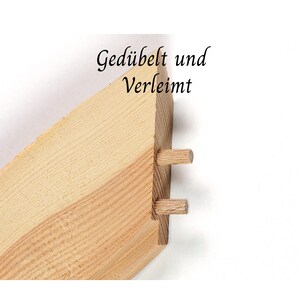 Puede incluir: Una viga de madera de color claro con dos espigas cil&iacute;ndricas que sobresalen por el lateral. El texto Ged&uuml;belt und Verleimt aparece impreso en negro sobre la pieza de madera, indicando el m&eacute;todo de construcci&oacute;n mediante espigado y encolado.