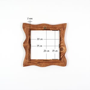 Quadratischer Bilderrahmen, rustikaler Holzrahmen aus Fichte 20x20 cm, Bilderrahmen aus Echtholz mit organischer Form, Naturholz Unikat 画像 7