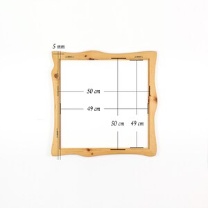 Puede incluir: Un marco cuadrado de madera sin terminar con bordes ondulados. El marco tiene 5 mm de grosor y dimensiones internas de 49 cm x 49 cm y 50 cm x 50 cm. El marco es de madera clara y est&aacute; sobre un fondo blanco.