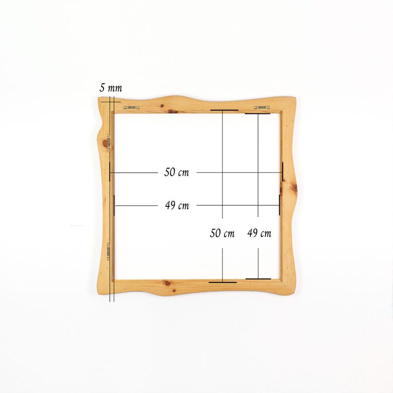 Puede incluir: Un marco cuadrado de madera sin terminar con bordes ondulados. El marco tiene 5 mm de grosor y dimensiones internas de 49 cm x 49 cm y 50 cm x 50 cm. El marco es de madera clara y est&aacute; sobre un fondo blanco.