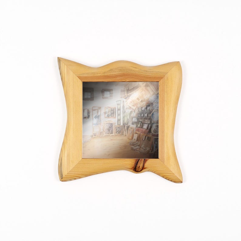 Peut inclure: Un cadre photo carr&eacute; en bois clair avec une forme ondul&eacute;e et organique. Le cadre entoure une image floue d'une pi&egrave;ce remplie d'&oelig;uvres d'art encadr&eacute;es. Le cadre est en bois naturel et pr&eacute;sente un d&eacute;tail de n&oelig;ud.