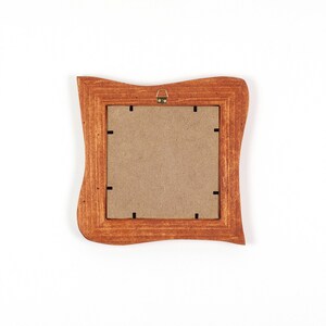 Quadratischer Bilderrahmen, rustikaler Holzrahmen aus Kiefer 15x15 cm, handgefertigter Naturholzrahmen mit organischer Form, ein Unikat bild 8