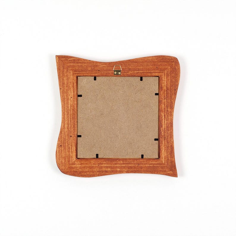 Quadratischer Bilderrahmen, rustikaler Holzrahmen aus Kiefer 15x15 cm, handgefertigter Naturholzrahmen mit organischer Form, ein Unikat bild 8