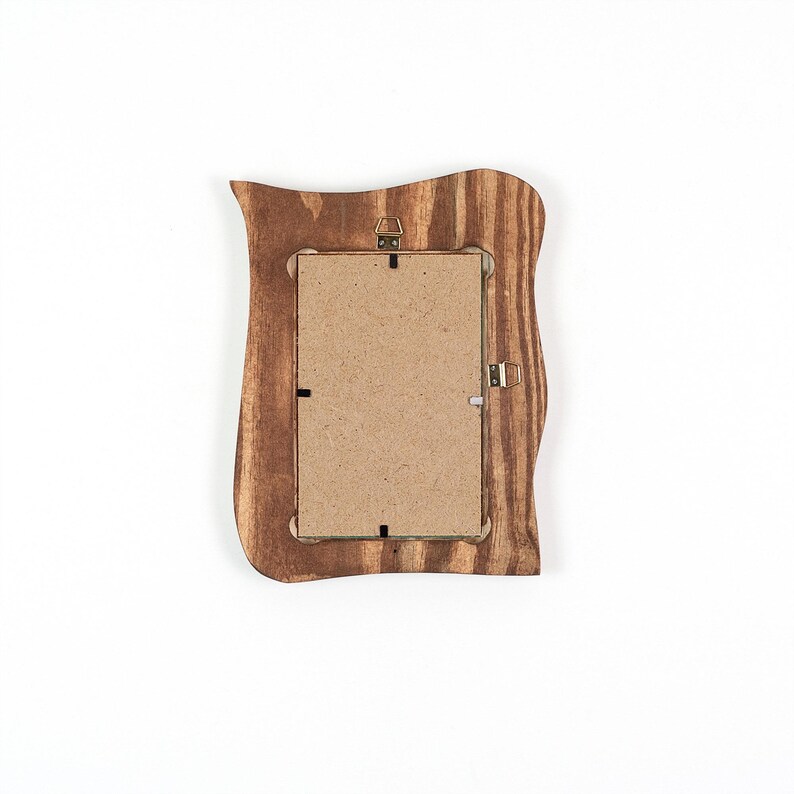 Ovaler Bilderrahmen, kleiner Holzrahmen aus Kiefer 10x15 cm, Naturholz Bilderrahmen aus Echtholz, Unikat mit organischer Form bild 7